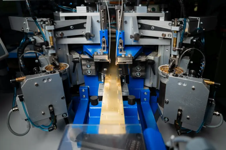 Machine de haute précision Montremo travaillant une bande de laiton, première étape de l’ébauche des cadrans