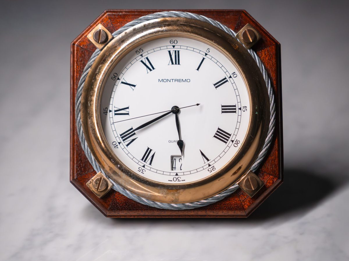 Ancienne horloge Montremo illustrant le patrimoine horloger et l’histoire de l’entreprise.